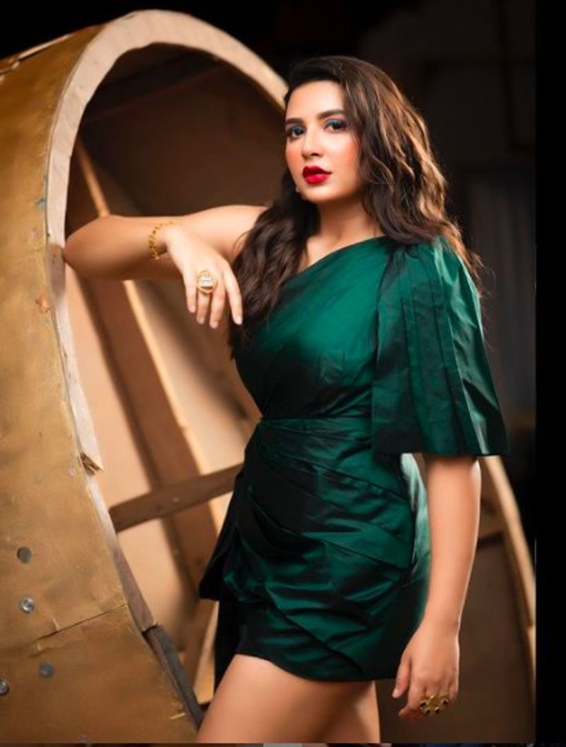 subhashree Ganguly news look grab attention of internet bjc