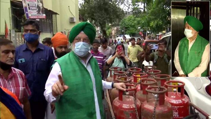 Hardeep Singh Puri conducts door to door campaign in Bhabanipur Assembly constituency in support of BJP candidate Priyanka Tibrewal Hardeep Singh Puri conducts door to door campaign in Bhabanipur Assembly constituency in support of BJP candidate Priyanka Tibrewal