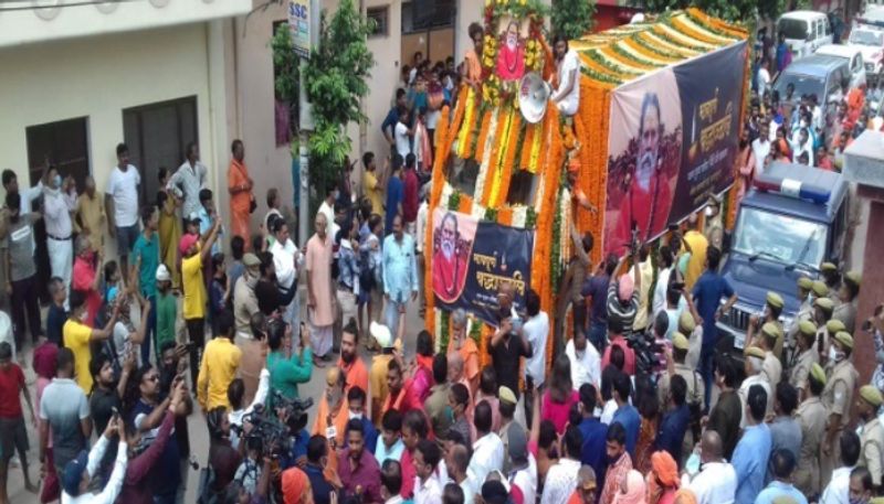 Narendra Giri Death last journey left for sangam and bhoomi samadhi in Prayagraj