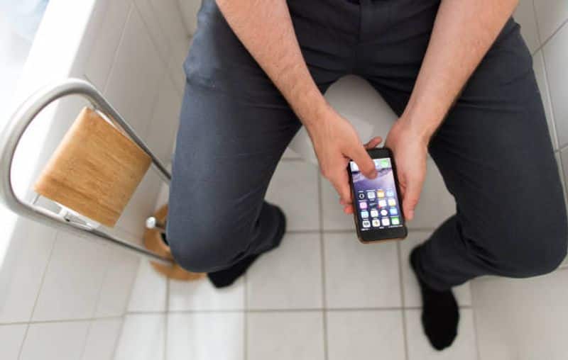 Using smartphone in the loo may give you piles