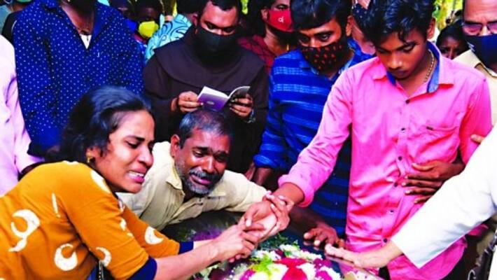 Omanappuzha village bids farewell to Abhijit and Anagha Omanappuzha village bids farewell to Abhijit and Anagha