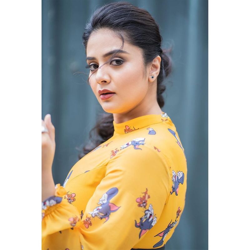 hot anchor sreemukhi grabs attention her latest photo shoot in short frack getting viral
