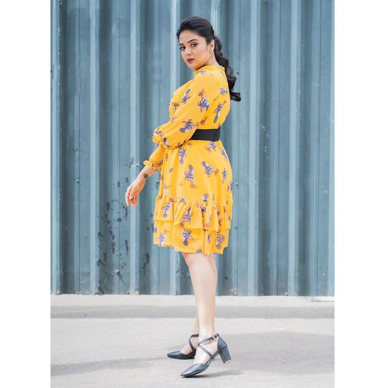 hot anchor sreemukhi grabs attention her latest photo shoot in short frack getting viral