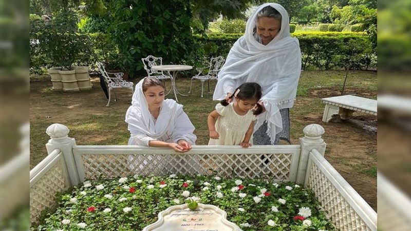 soha ali khan pray for father mansoor ali khan pataudi with mother Sharmila Tagore on his death anniversary