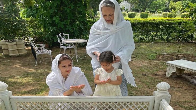 soha ali khan pray for father mansoor ali khan pataudi with mother Sharmila Tagore on his death anniversary