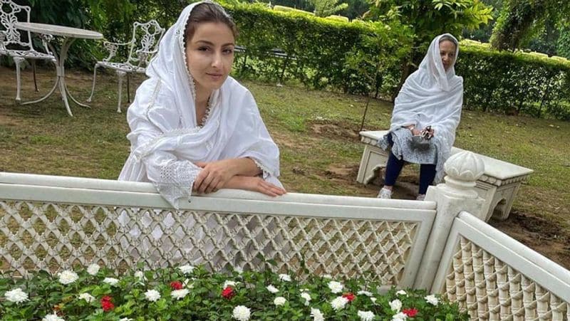 soha ali khan pray for father mansoor ali khan pataudi with mother Sharmila Tagore on his death anniversary