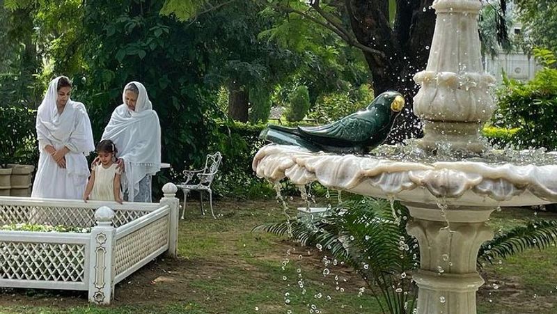 soha ali khan pray for father mansoor ali khan pataudi with mother Sharmila Tagore on his death anniversary