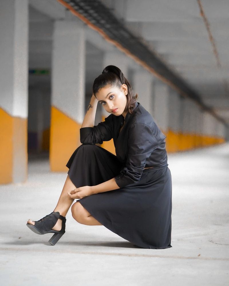 dhee anchor deepika pilli stuns in trendy out fit look at her latest photo shoot