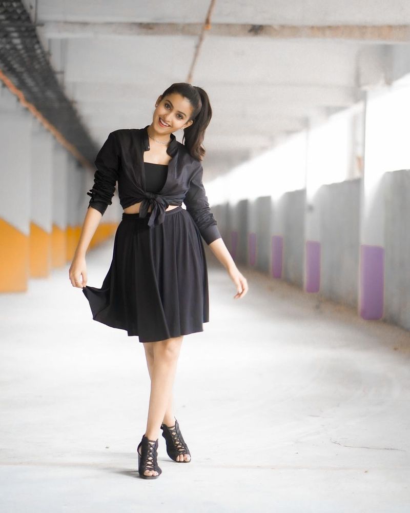 dhee anchor deepika pilli stuns in trendy out fit look at her latest photo shoot