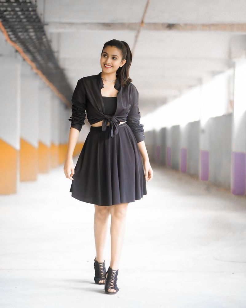 dhee anchor deepika pilli stuns in trendy out fit look at her latest photo shoot