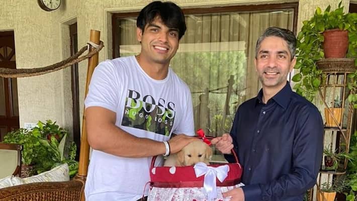 Abhinav Bindra gave a special gift to Tokyo Olympics Javelin Gold Medalist Neeraj Chopra Abhinav Bindra gave a special gift to Tokyo Olympics Javelin Gold Medalist Neeraj Chopra
