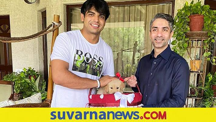 Abhinav Bindra Meets Indias Golden Man Neeraj Chopra Presents Special Gift mah Abhinav Bindra Meets Indias Golden Man Neeraj Chopra Presents Special Gift mah