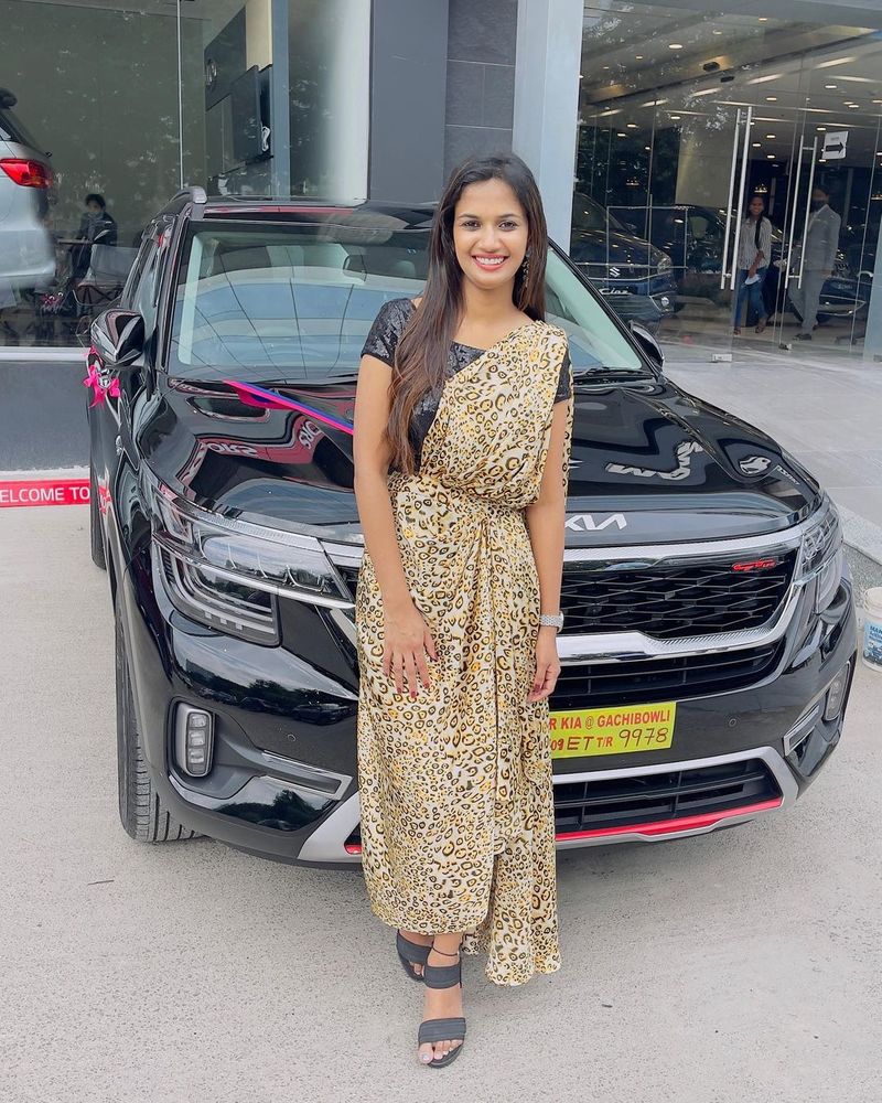 biggboss beauty ariyana glory buy a new car sohel first drive pics viral