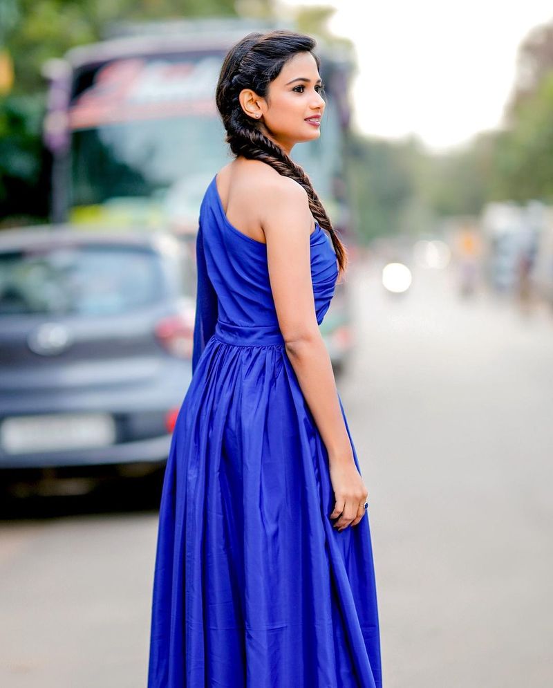 biggboss beauty ariyana glory buy a new car sohel first drive pics viral