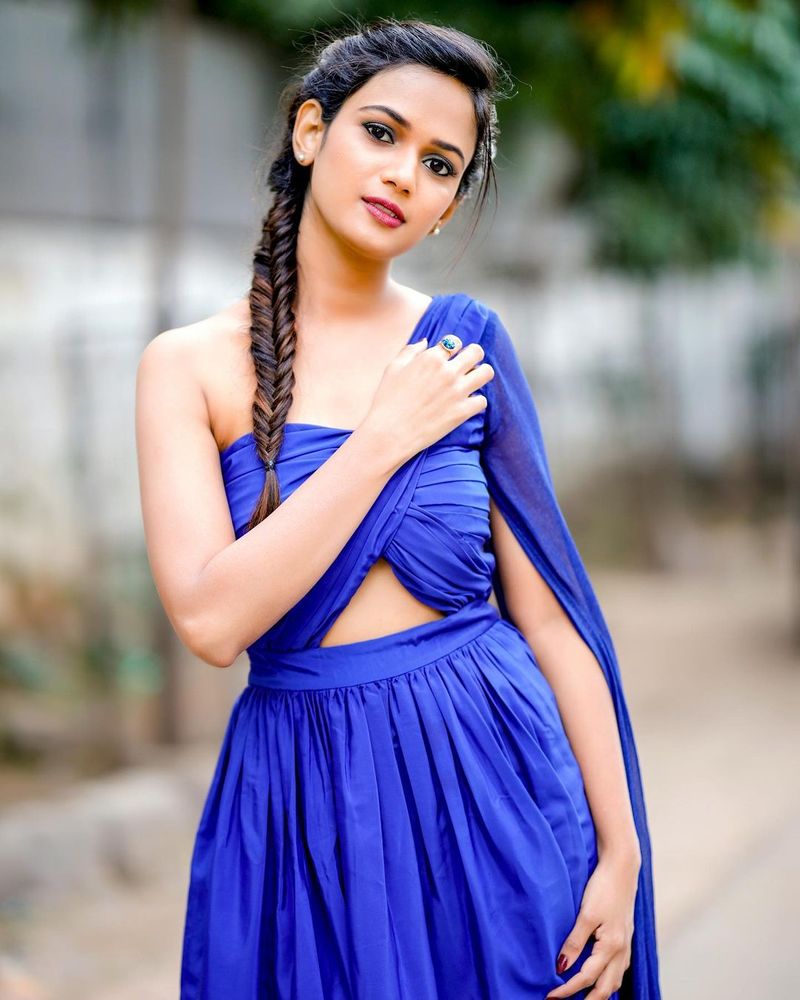 biggboss beauty ariyana glory buy a new car sohel first drive pics viral