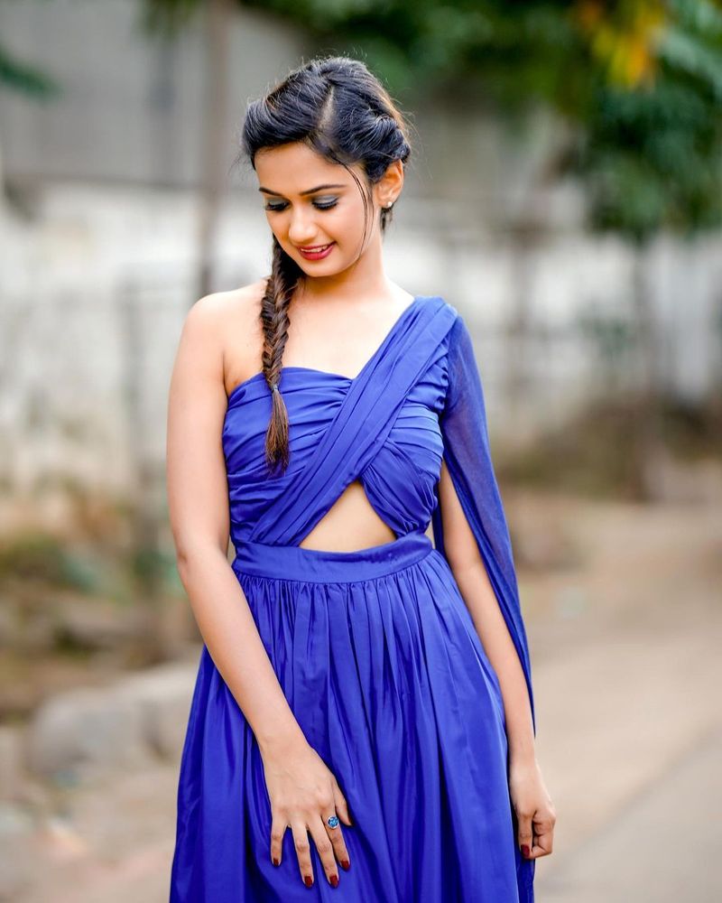 biggboss beauty ariyana glory buy a new car sohel first drive pics viral
