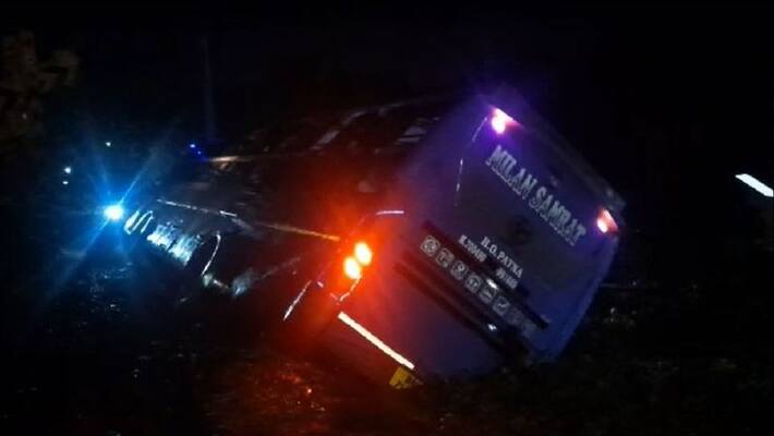 A bus carrying migrate labourer slipped into the roadside canal in Raiganj, North Dinajpur A bus carrying migrate labourer slipped into the roadside canal in Raiganj, North Dinajpur