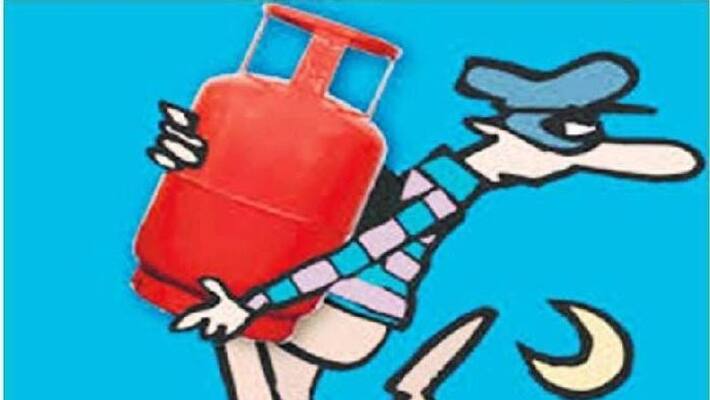 police officer house robbery thief stole gas cylinder at aryanad police officer house robbery thief stole gas cylinder at aryanad