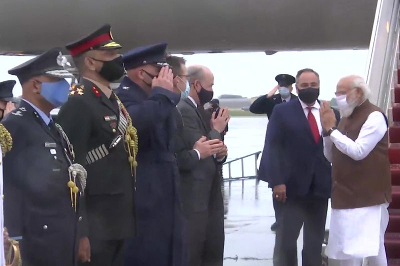 PM Modi reached America amidst light rain, got a grand welcome at the airport