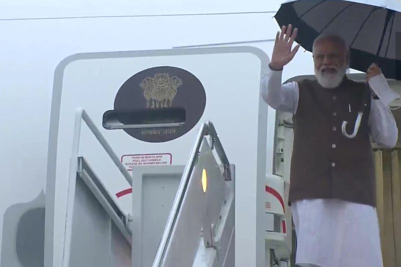 PM Modi reached America amidst light rain, got a grand welcome at the airport