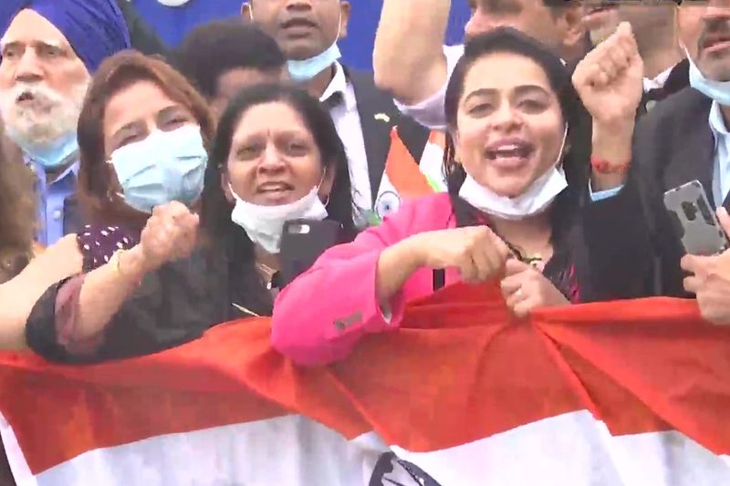 PM Modi reached America amidst light rain, got a grand welcome at the airport