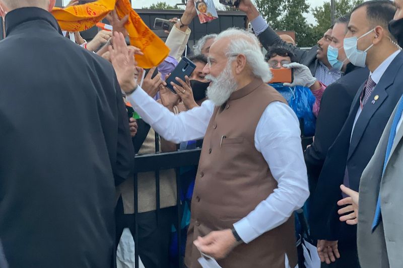 PM Modi reached America amidst light rain, got a grand welcome at the airport