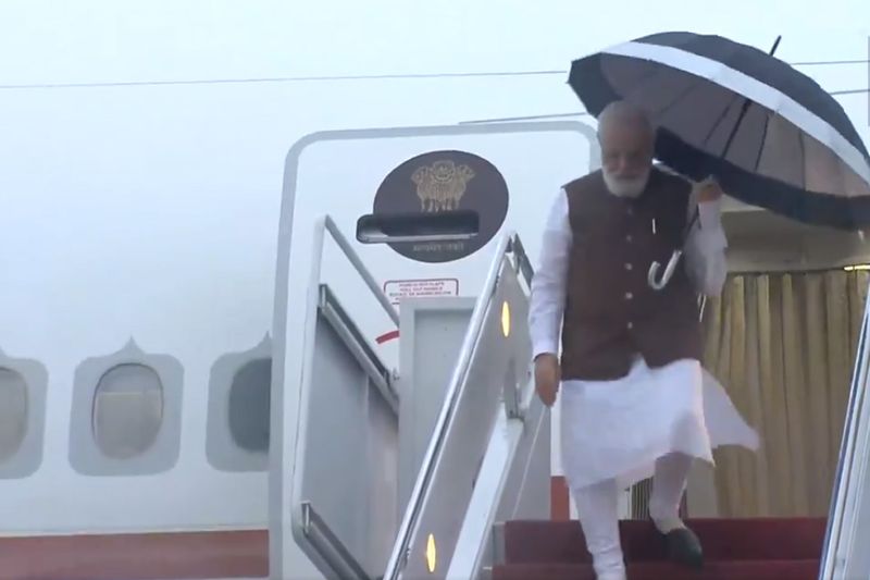 PM Modi reached America amidst light rain, got a grand welcome at the airport