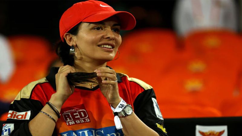 DC vs SRH: shikhar dhawan Ex wife Ayesha Mukherjee During IPL matches, Know Why she always wear cap