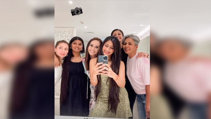 IPL 2021 Yuzvendra Chahal Wife Dhanashree Verma Enjoy Partying with Ab De Villiers wife and Other RCB Players Wives kvn
