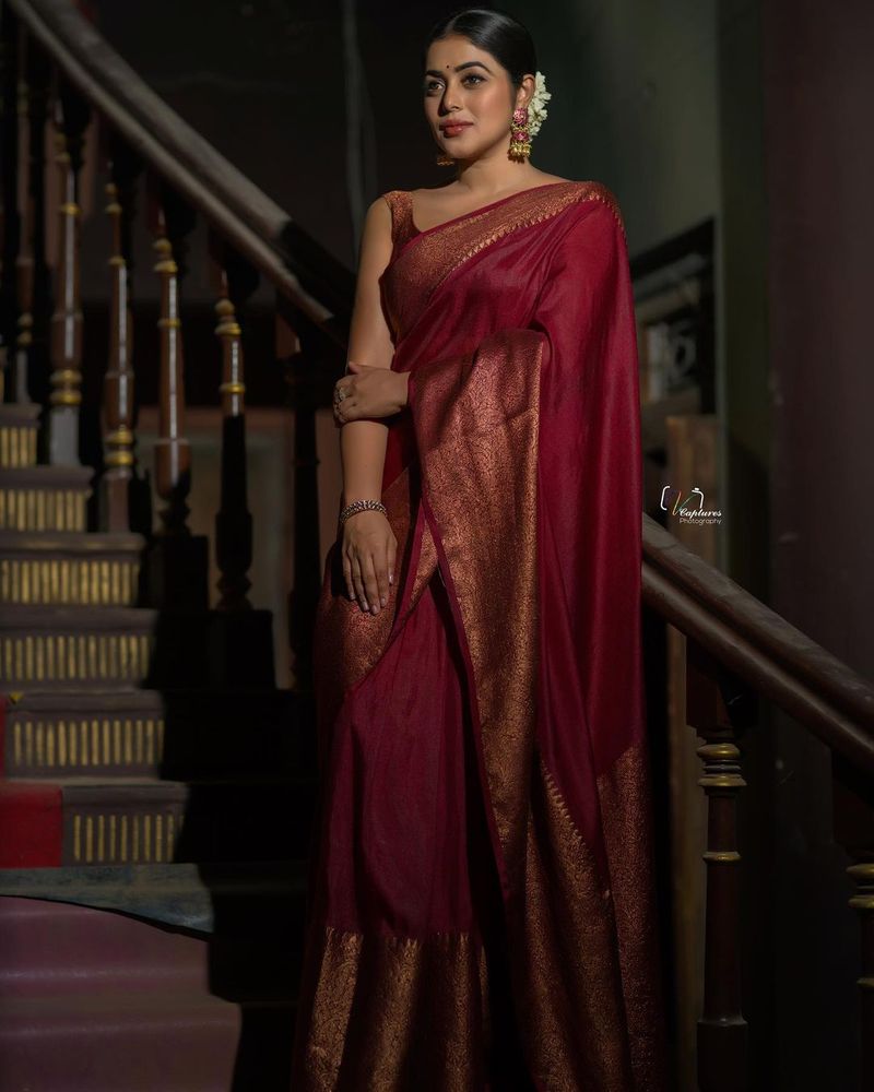 dhee fame heroin poorna turned traditional but her hotness never missed
