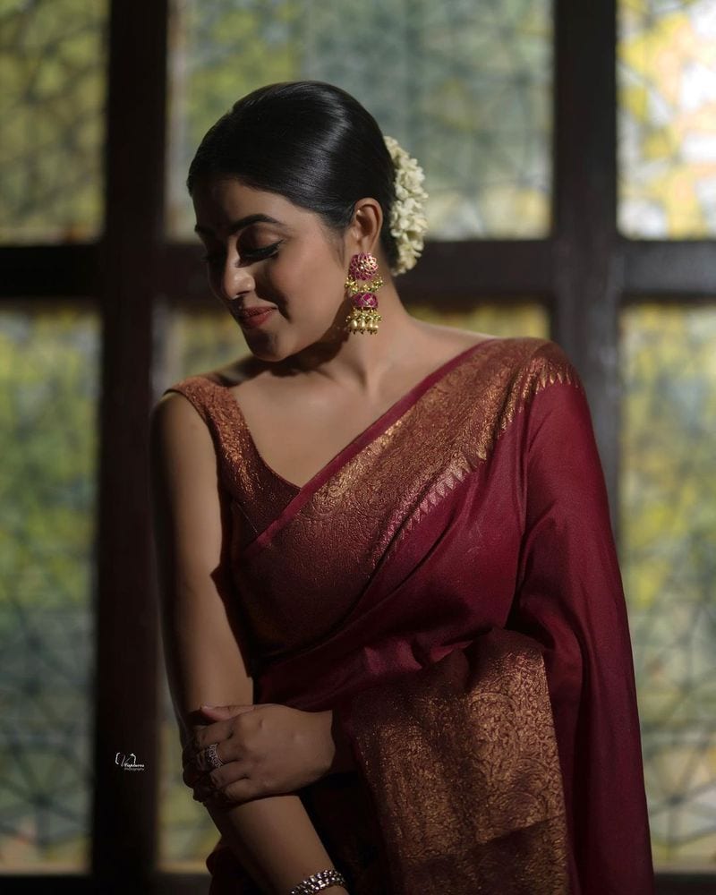 dhee fame heroin poorna turned traditional but her hotness never missed