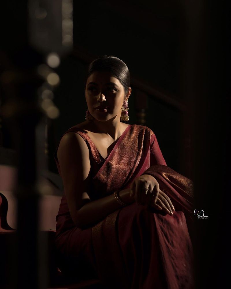 dhee fame heroin poorna turned traditional but her hotness never missed
