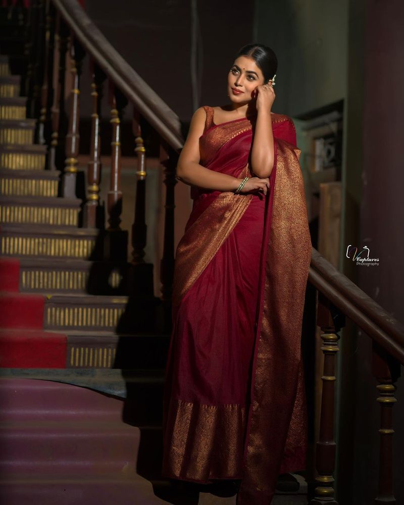 dhee fame heroin poorna turned traditional but her hotness never missed