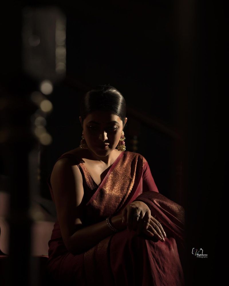 dhee fame heroin poorna turned traditional but her hotness never missed