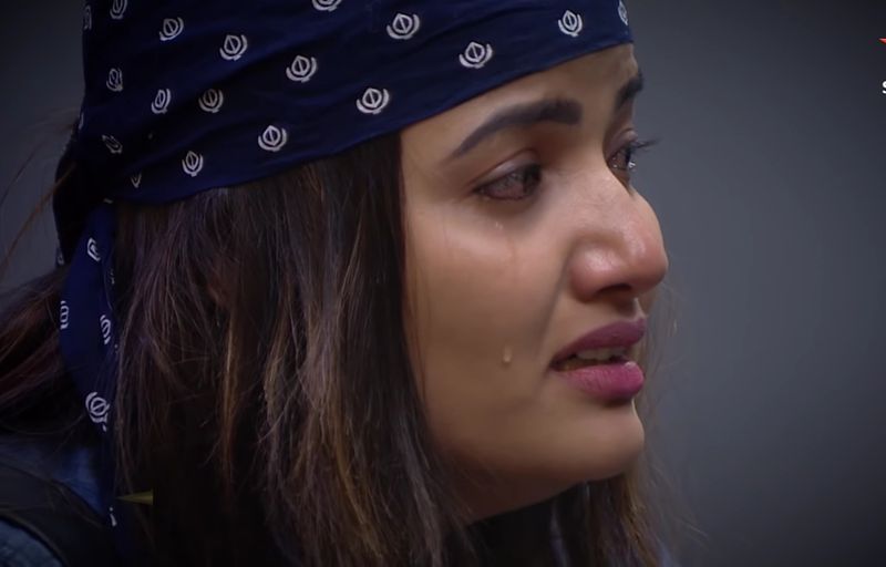 bigg boss season 5 shanmuk directly said on the face of siri that he is not interested on her