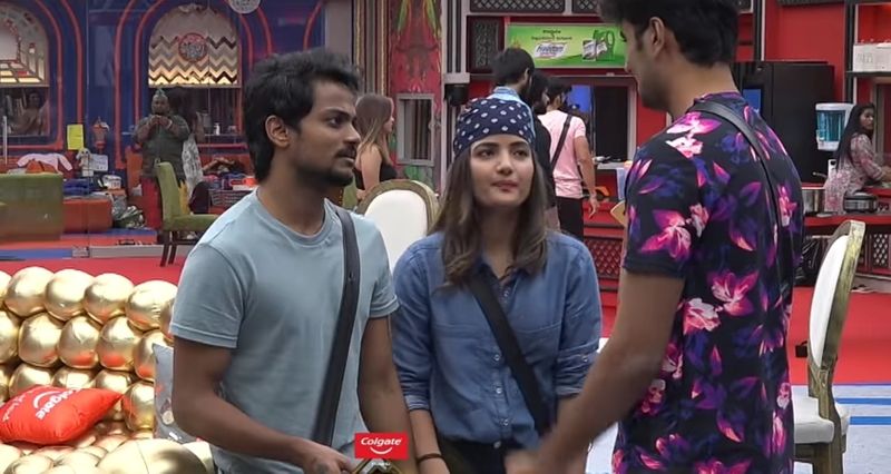 bigg boss season 5 shanmuk directly said on the face of siri that he is not interested on her