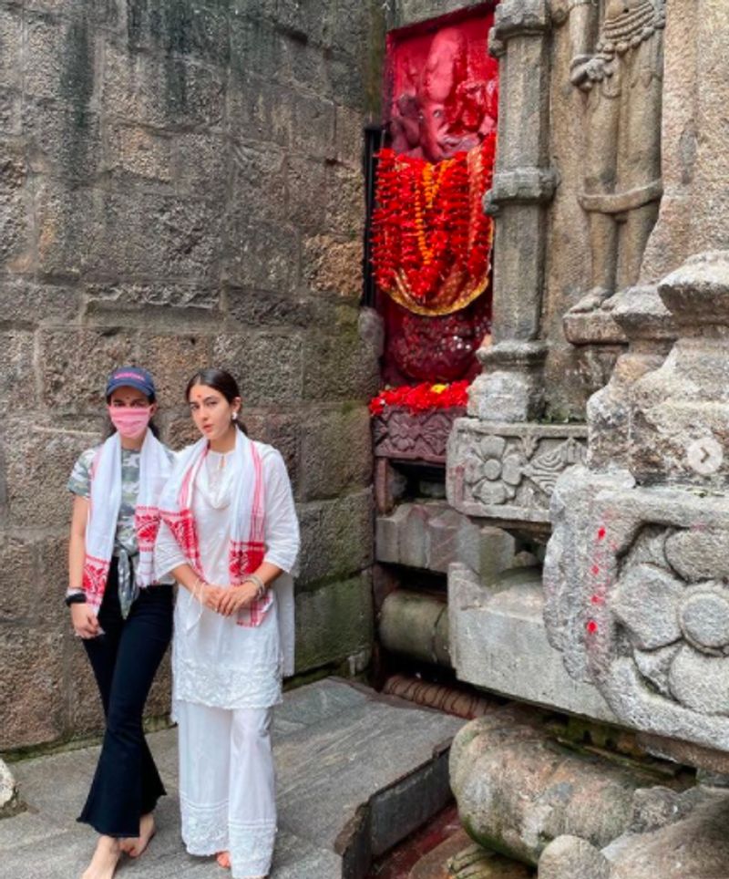 Sara ali khan visits Temple and Masjid gives message of Sarva Dharma Sambhav dpl
