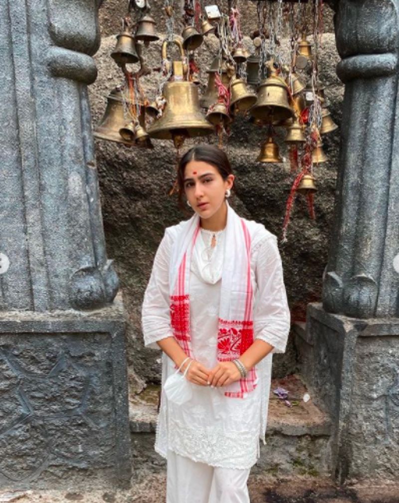 Sara ali khan visits Temple and Masjid gives message of Sarva Dharma Sambhav dpl