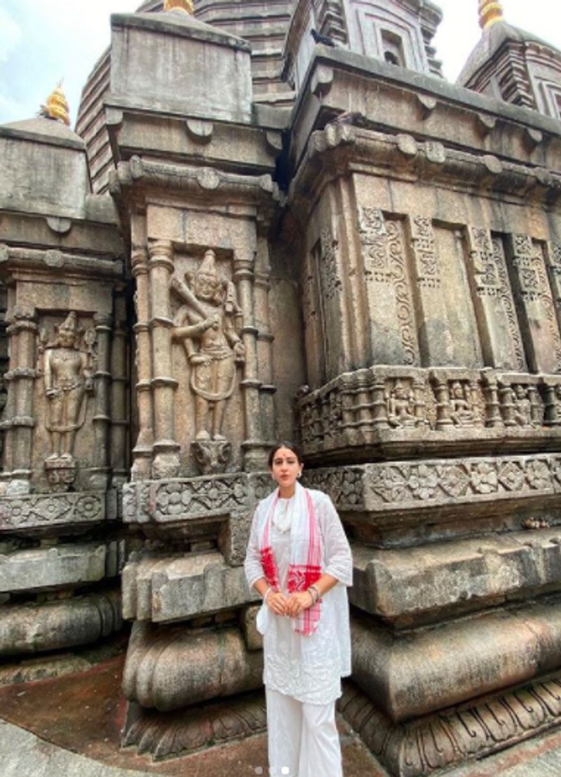 Sara ali khan visits Temple and Masjid gives message of Sarva Dharma Sambhav dpl
