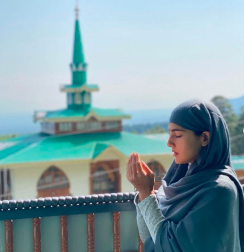 Sara ali khan visits Temple and Masjid gives message of Sarva Dharma Sambhav dpl