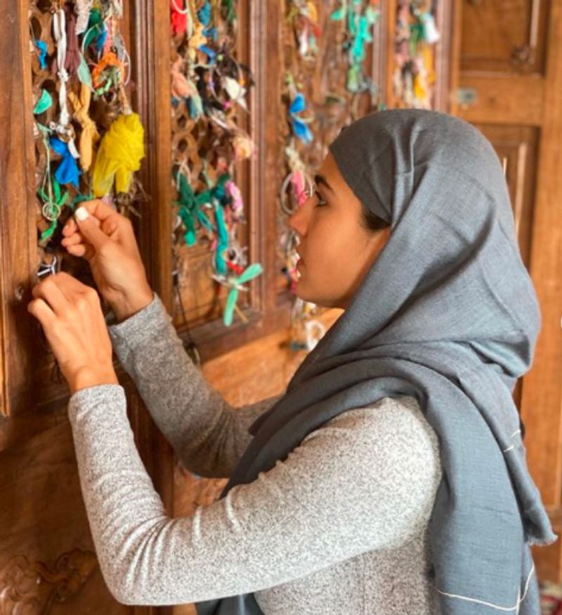 Sara ali khan visits Temple and Masjid gives message of Sarva Dharma Sambhav dpl