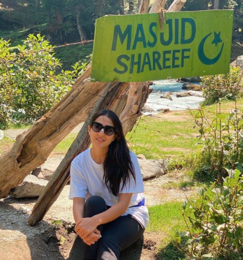 Sara ali khan visits Temple and Masjid gives message of Sarva Dharma Sambhav dpl