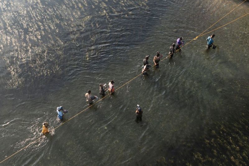 Shocking images of horse mounted US police officers whipping Haitian migrants on US Mexico border
