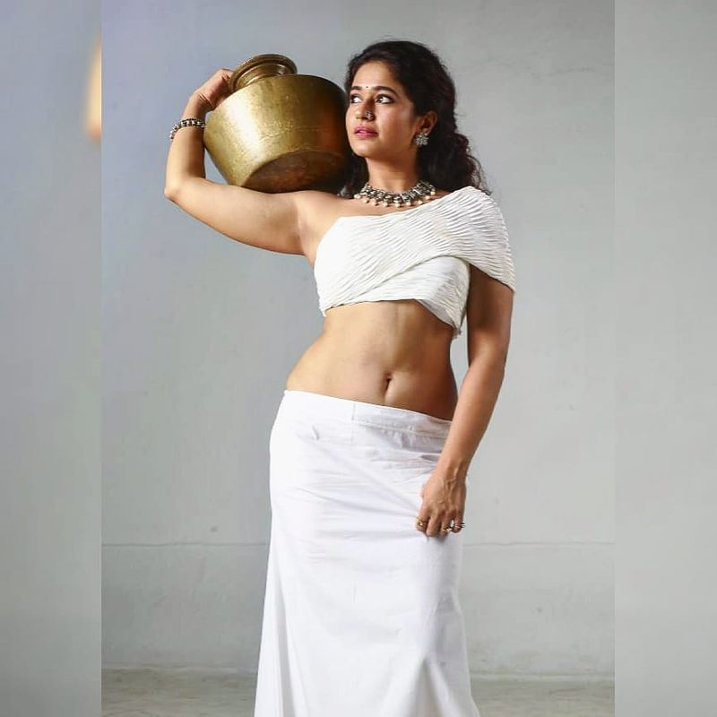 Heroine Poonam Bajwa hot poses viral in social media and netizans commenting