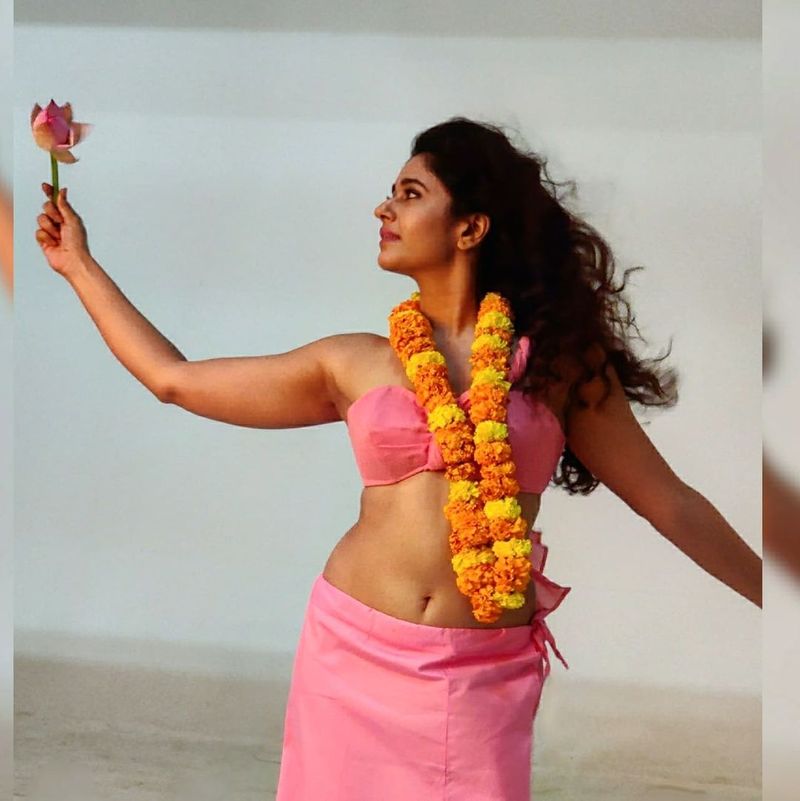 Heroine Poonam Bajwa hot poses viral in social media and netizans commenting