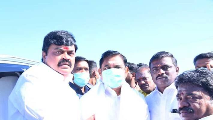 Rajendra Balaji falls at the feet of Edappadi Palanisamy and welcomes Rajendra Balaji falls at the feet of Edappadi Palanisamy and welcomes