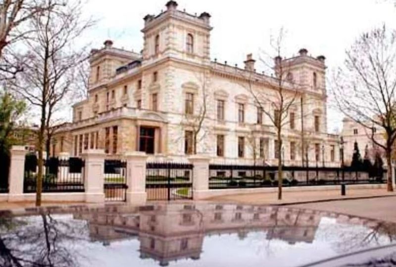 Todays Celebrity Lifestyle: These are the seven rich people of India, whose bungalow price surprises everyone