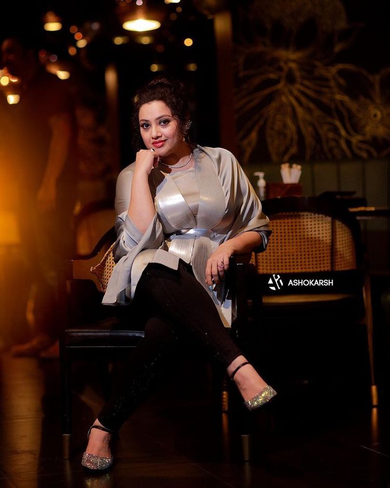 Actress meena birthday party sneha preetha hari and more celebrities participating Photos
