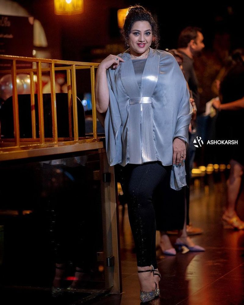 Actress meena birthday party sneha preetha hari and more celebrities participating Photos