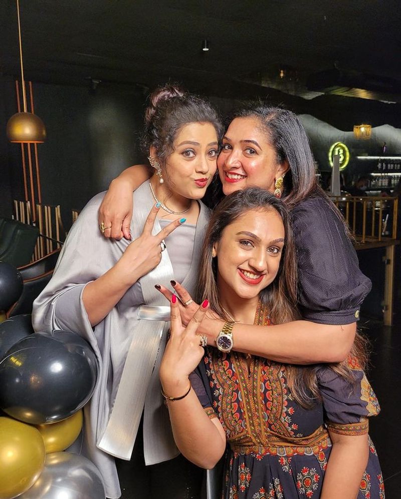Actress meena birthday party sneha preetha hari and more celebrities participating Photos